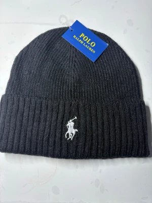 Svart ribbad mössa från Polo Ralph Lauren - Polo Ralph Laurens svarta mössa helt oanvänd 