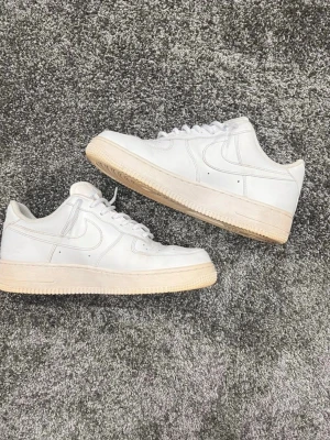 Airforce 1 custom laces  - Tjena! säljer ett par vita Airforce1. Jag skulle säga att skorna är i skick 8/10. Dom är sparsamt använda, ända defekten är en svag missfärgning under sulan, men ingenting man lägger märke till. Ett av original snörena gick sönder men det andra har jag kvar. Därav andra snören. Skriv om du undrar något!