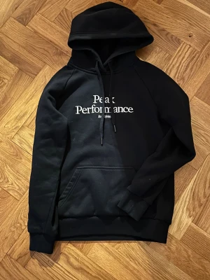 Peak Performance Hoodie - Hej säljer min tjejs peak performance Hoodie då den ej används o står i garderoben. Hoodien är som ny! 