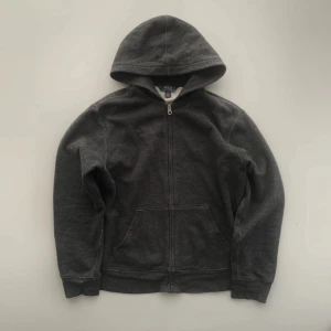 Ralph Lauren Hoodie - Säljer denna feta Ralph Lauren Zip Hoodien, skick 8,5/10, inga synliga tecken på användning. Junior storlek 14-16 men sitter som en xs-s. Modellen har inga snören vid luvan. Ej urtvättad, mörkgrå/svart. Skriv för fler bilder eller vid funderingar 🙌😁