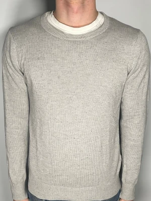 J.Lindeberg tröja - Säljer en riktigt snygg och trendig J.Lindeberg tröja i fint skick, storlek S, vid frågor är det bara att skriva //Gramenti