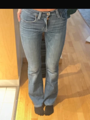 Levi's 726 Flare jeans ljusblå, stl 24 - Säljer ett par Levi's 726 Flare jeans i ljusblå tvätt. Modellen har klassisk femficksdesign, låg midja och utsvängda ben. Jeansen är gjorda i mjukt bomullsmaterial och har snygga slitningar framtill.  Väldigt sköna och skitsnygga! Skulle säga att de är xs men funkar på S 
