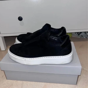 Kean Legend sneakers  - Säljer mina Kean Legend skor som används för 3 veckor men är fortfarande i bra skick. Pris kan diskuteras vill bli av med dom så fort som möjligt då är jag inte i behov efter ha fått två nya skor. 