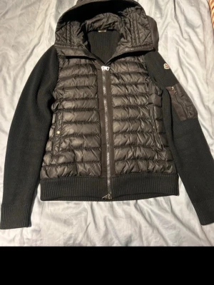 Moncler cardigan - Fick jackan i julklapp! Behöver pengar för moppe och det därför jag säljare. Har du frågor tveka inte slänga iväg ett meddelande.