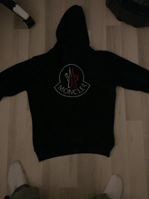 Monclear Hoodie  - stress till skolan? Ingen problem ta på dig den här med några par jeans så är du klar, den är bra som en skoloutfit, relaxed, den är bra och simpel