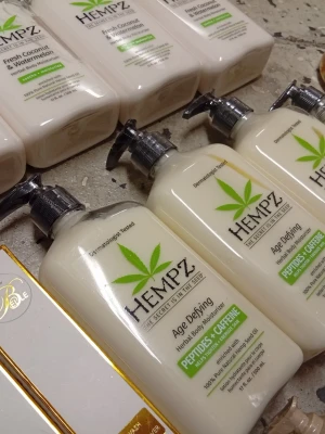 Hempz Herbal Body Moisturizer - Hempz Herbal Body Moisturizer i stora pumpflaskor, finns i varianterna Fresh Coconut & Watermelon samt Age Defying med peptider och koffein. Vit krämig lotion, dermatologiskt testad och berikad med naturlig hampafröolja. Perfekt för dig som vill ha återfuktad och mjuk hud.www.silfverspets.se för sortiment välkomna!