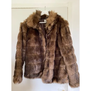 Brun fake fur jacka - Tjock och varm höst/vinter jacka i fuskpäls. Nyskick.