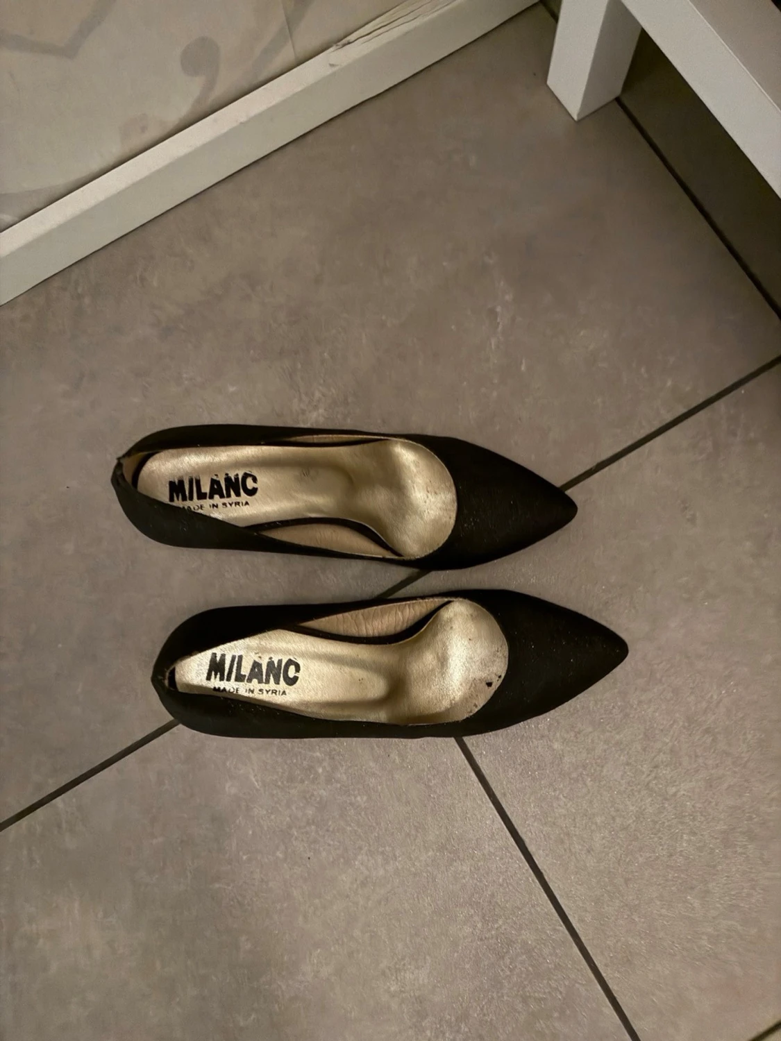 Svarta pumps med spetsig tå från Milanc