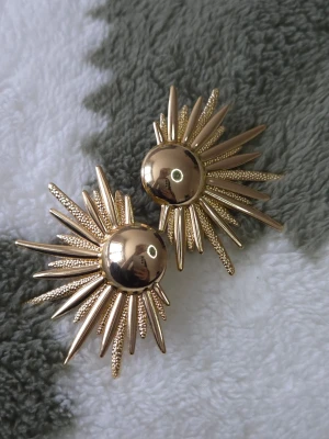 Guldörhängen i form av en halv sol - Helt nya örhängen. Det visade sig att guldfärgen inte passar mig, så jag säljer dem. 