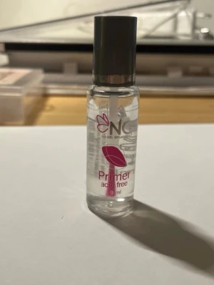 Nagelgiganten acid free primer - Används innan applicering av base coat/base gel eller nagellim. Torkar ut nagelplattan så att limmet fastnar så bra som möjligt