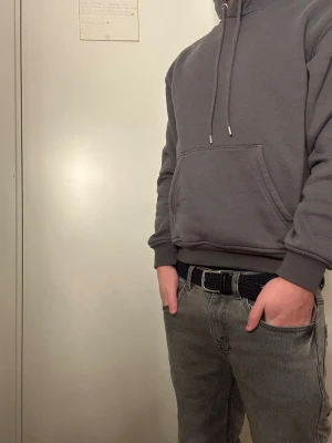 Grå jeansbyxor från Lindex med bälte - Snygga grå jeansbyxor från Lindex i rak modell. Byxorna har klassisk femficksdesign. ordinarie pris 349kr. Perfekt för dig som gillar enkel och stilren look. Materialet är slitstarkt jeans. 