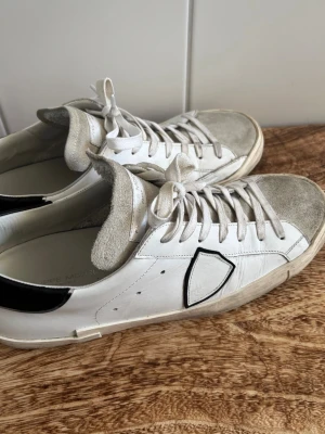 Philippe modell sneakers - Säljer nu mina Philippe modell sneakers då jag köpt andra skor! | Väldigt fint skick som man kan se. | Sparsamt använda. | Storlek 43. | Nypriset ligger på cirka 3000 kr😱. | Släng iväg en signal vid funderingar så svarar jag snabbt. |