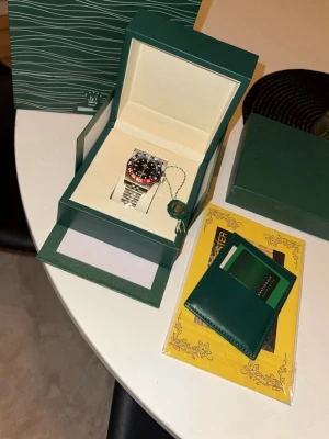 Fin klocka Rolle GMT pepsi med box - Fin klocka Rolle med box o allt. Pris kan diskuteras vid snabb affär 