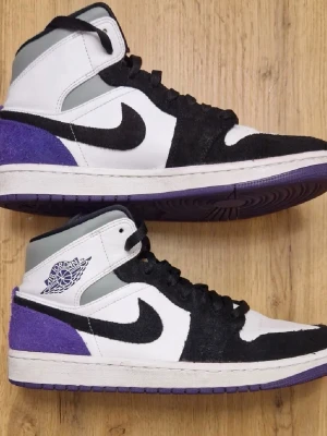 Nike Air Jordan 1 High  - Säljer ett par Nike Air Jordan 1 High sneakers använda 2-3 gånger fint skick vid frågor eller intresse hör av dig.