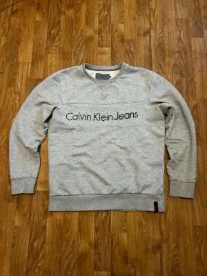Grå Calvin Klein sweater  - Använd ett par gånger men fortfarande i väldigt bra kondition. Perfekt för vintern.