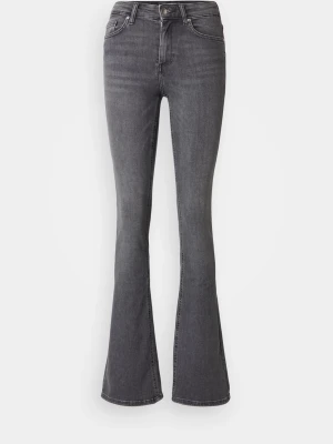 Only Jeans - Gråa utsvängda jeans från Only med medel midja och femficksdesign. Skönt material. Lite slitna längst ner