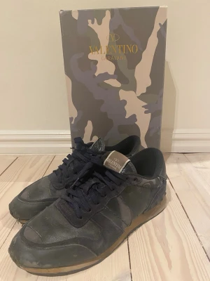 Valentino rockrunner skor - Tjaba! Säljer nu mina asfeta valentino rockrunners i en blå sällsynt och eftertraktad färg. Köptes sommaren 2024 och användes vintern 2024. Skorna är i ganska dåligt skick, men kan vid lagning bli i betydligt bättre skick (se bilder för skick). Skorna är i en mörkblå färg och storleken på skorna är 42 (passar också något större). Nypris: ca 7000. Mitt pris: 1499. Box ingår. Hör av dig vid minsta fundering!
