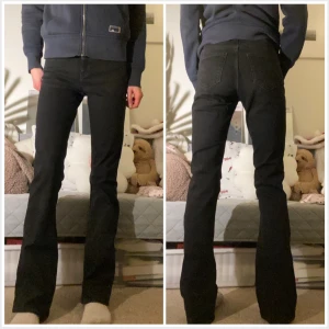 Snygga svarta bootcut jeans - Säljer ett par svarta jeans från Wrangler med bootcut-snitt och utsvängda ben😻Jeansen har klassisk femficksdesign, bälteshällor och knappstängning. Materialet är jeans med en mjuk stretchig känsla! Perfekta om du vill ha snygg siluett. Passar till exakt allting, så bra plagg att ha🤍Jeansens bakfickor har ett broderat W som står för Wrangler, supersnygg detalj🤩Storlek W27 & L32, motsvarar XS/S. Midja 33, grenhöjd 23, innerben 80cm! Väldigt stretchiga!! Använda flera gånger, inga defekter❣️