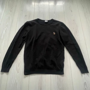 Svart tröja från U.S. Polo Assn - Svart långärmad tröja från U.S. Polo Assn med broderad logga på bröstet. Passar XS! Vid intresse bara att höra av sig! 