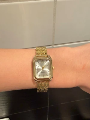 Dam klocka från skyice - Säljer en guldfärgad superfin dam klocka som jag har fått i julkalendern från skyice. Aldrig använd och säljer den då den är lite stor på mig💖