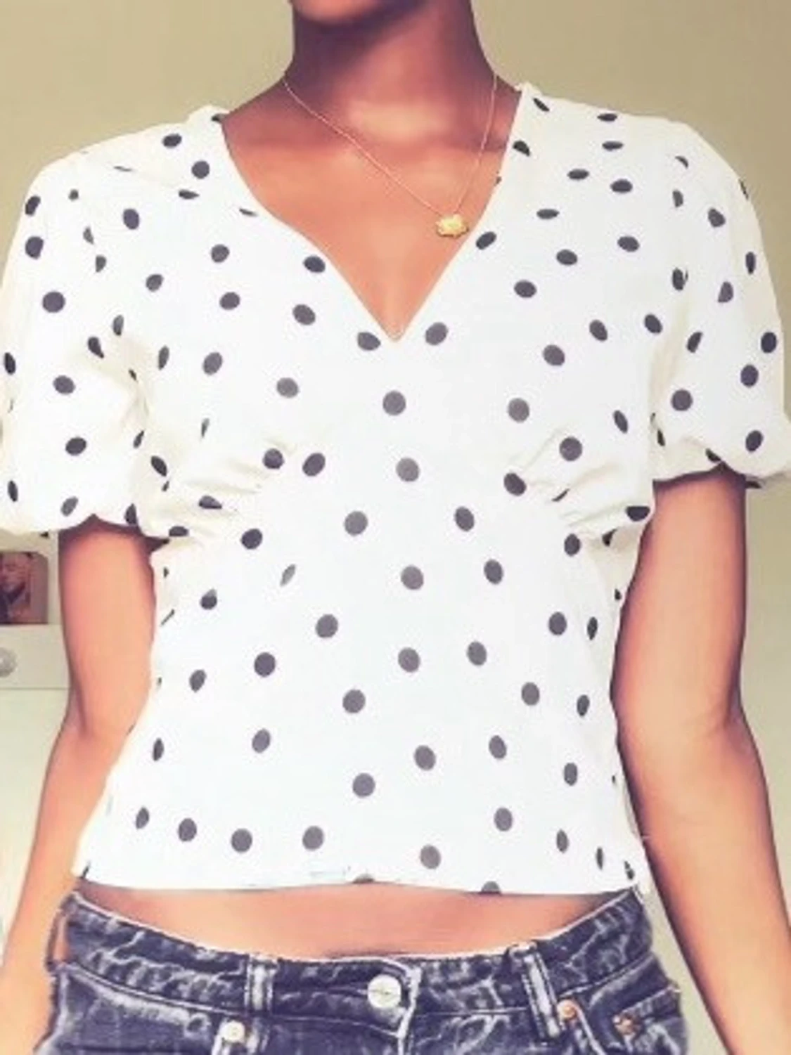 Vit prickig blus med v-ringning