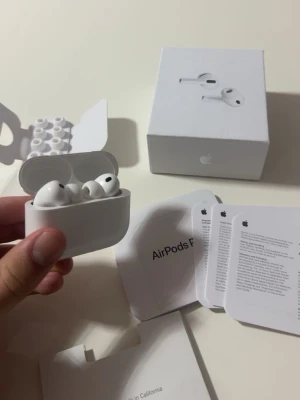 AirPods Pro 3 - Snygga och välbevarade AirPods Pro 3med originalförpackning, extra öronkuddar och manualer. Perfekt för brusreducering och hög ljudkvalitet.