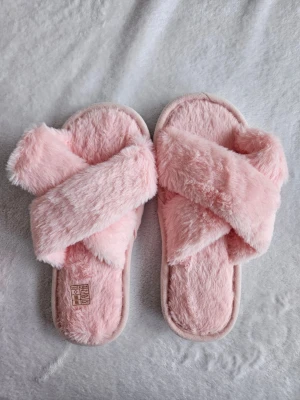 Rosa fluffiga tofflor  - Helt nya utan tags. Storlek 36-37. Rökfritt hem men har katter. 