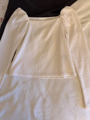 Vit långärmad topp - Vit långärmad topp från HM i strl S. Bra skick inte använd så många gånger.