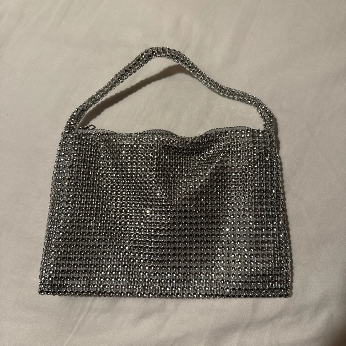 Glittrig silver handväska