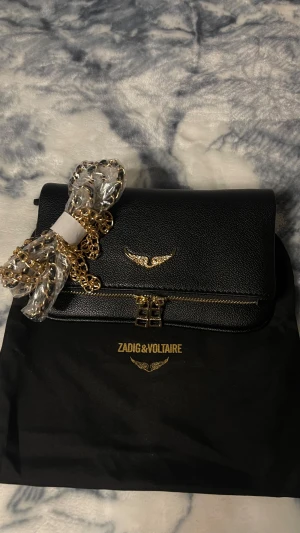 Zadig & Voltaire axel väska - Helt ny Zadig & Voltaire axel väska!💕pris kan diskuteras! Hör av er för mera bilder.