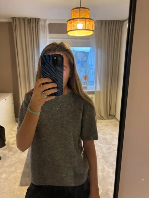 Grå stickad tröja från H&M - Mysig grå stickad tröja från H&M. Använd få antal gånger