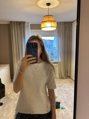 Beige stickad tröja från Nelly  - Mysig beige stickad tröja från Nelly. Den är bara använd 2 gånger och är i mycket bra skick 