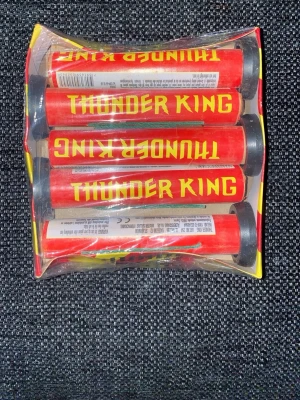 Fyverkerier  - Säljer en låda med airbombs alltså fyrverkerier 5 styck per låda. Kontakta om intresserad. Industri köper två lådor får du de för 250kr. Sparar 50kr