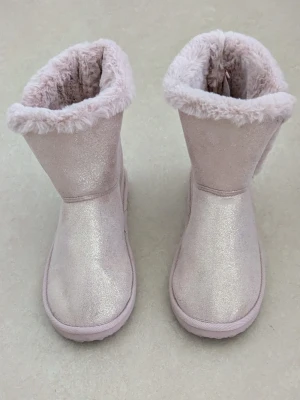 Glittriga rosa boots med fuskpäls, HM - Säljer ett par ljusrosa boots med glittrig yta och mjuk fuskpäls på insidan och runt kanten. Skorna har rund tå och platt sula, perfekta för kalla dagar. De är både snygga och mysiga, och ger en extra touch med sin skimrande finish.