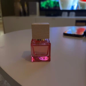 Trendig parfym från Rituals - Snygg parfym från Rituals i en modern flaska med träkork. Perfekt för dig som vill ha en stilren accessoar på sminkbordet. Passar dig som gillar att sticka ut med detaljer.