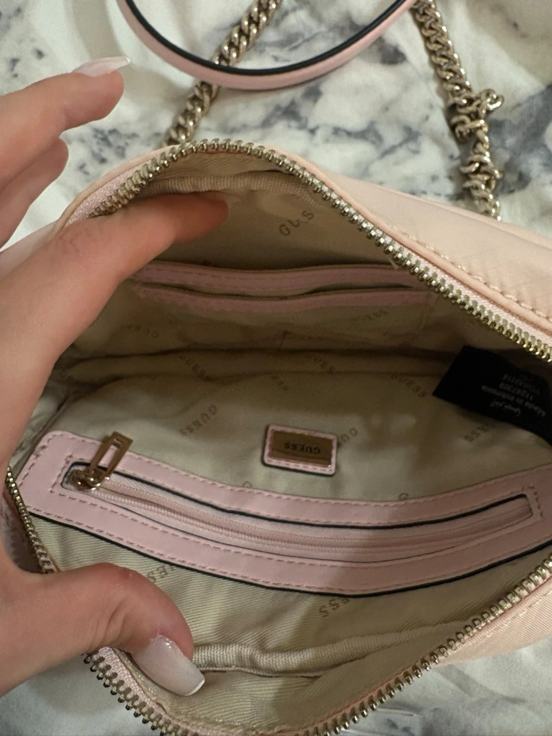 Ljusrosa axelväska från Guess - 3