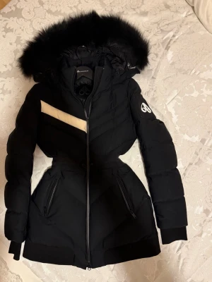 Moose Knuckles Jacka (Nyskick!)  - Svart Moose jacka limited edition storlek XS. Köpt från Thernlunds FÖR 13 799:- MITT PRIS 2500:- Jackan är enbart använd 3 gånger MAX. Men tyvärr är den inte min stil längre. Och hoppas någon annan kan finna lycka i den!  Super varm och skön. Vid fler frågor eller önskas fler bilder är det bara att skriva!