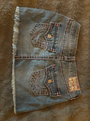 True religion jeanskjol - Jättefin kjol som jag köpte när jag var i USA. Tycker dock nu i efterhand att den är lite för kort. Jag har inte använt den. Originalpris var 200$ (2000kr) tror jag. Storlek 27
