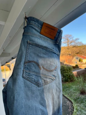Jack & Jones jeans - Tja, säljer dessa feta jeans från Jack & Jones‼️🙌Storlek: 29/30. Är i SUPERSKICK!! Inga defekter🙌Pris är självklart diskuterbart