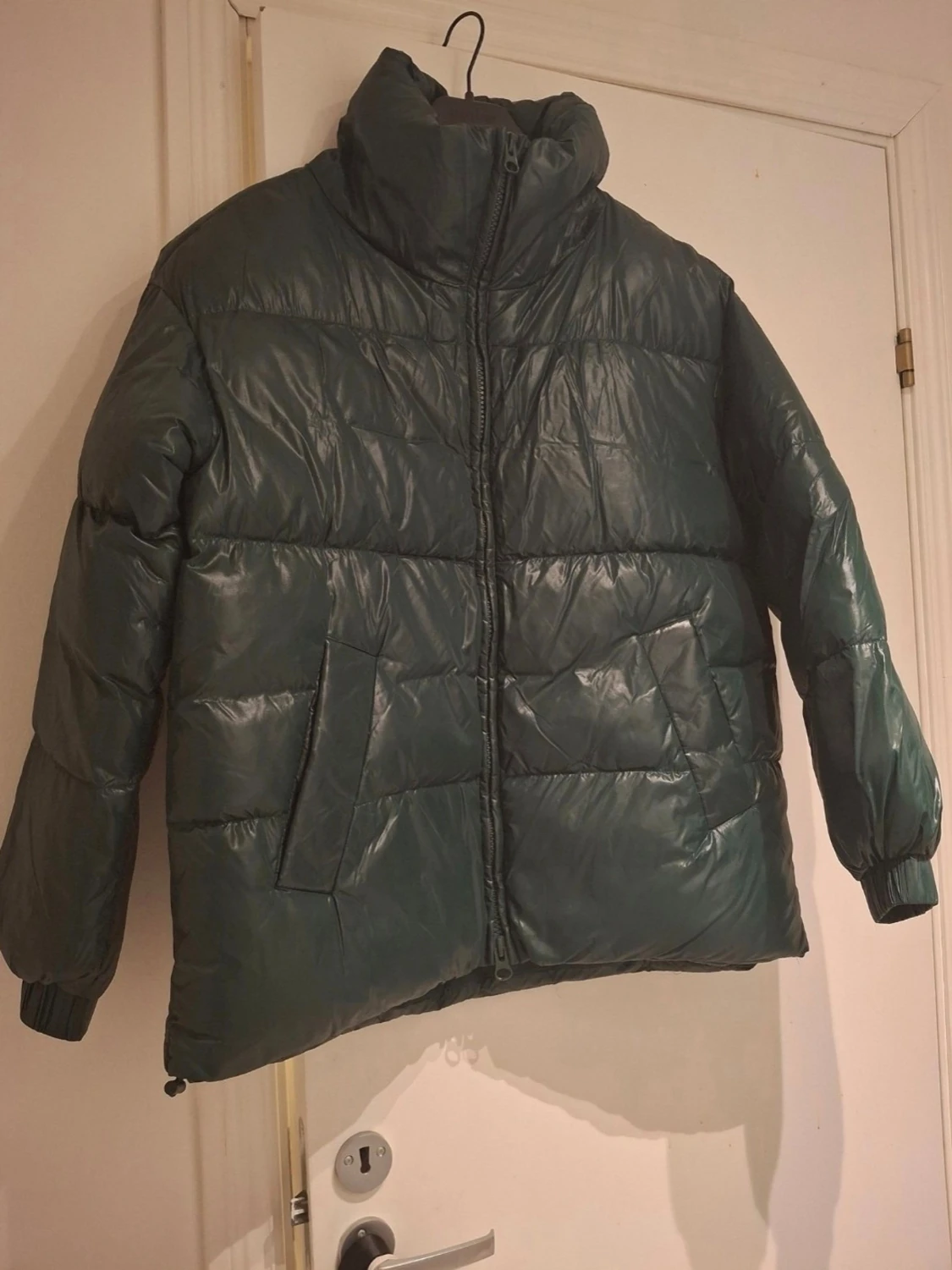 Helt ny Monki Mörkgrön pufferjacka med dragkedja - 2