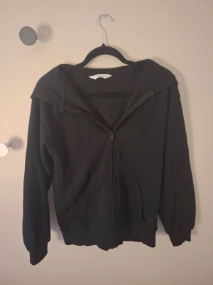 Svart hoodie från H&M  - Svart hoodie från H&M storlek 158/164. Den är varm och fluffig insida. 💕