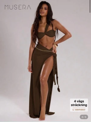 Brunt bikini set från SHEIN - Brunt bikini set från SHEIN. Den är helt ny! Aldrig använd endast testad🥰alla delar ingår, topp, trosa och kjolen. Skriv för fler bilder🤗