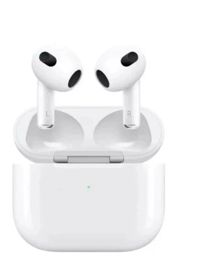 AirPods 3 med MagSafe-laddningsetui - Snygga och trådlösa Apple AirPods 3 med MagSafe-laddningsetui. Levereras komplett med originalförpackning och laddningskabel. Hörlurarna är i mycket gott skick, utan synligt slitage. Perfekt för musik, samtal och Siri-styrning.