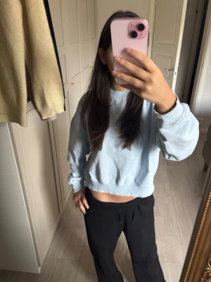 Blå tjocktröja - En blå tjocktröja, mycket bra skick, knappt använd 