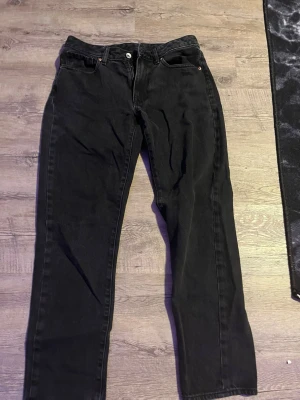 Svarta  jeans från Vailent - Svarta jeans från Vailent i storlek S med klassisk femficksdesign och raka ben. Jeansen har normal passform och är tillverkade i ett slitstarkt bomullsmaterial. Perfekt för dig som gillar en enkel och clean look.