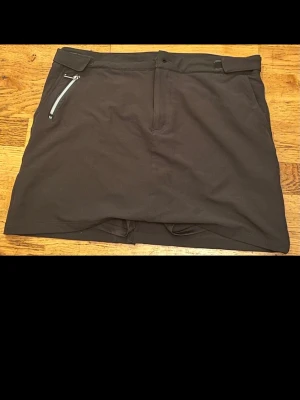 Skort och byxor paket - Kjolen har shorts under. Jag säljer kjolen och byxorna tillsammans. På den tredje bilden med byxorna finns det justeringar som jag gjorde när jag använde byxorna. Det kan alltid tas bort.