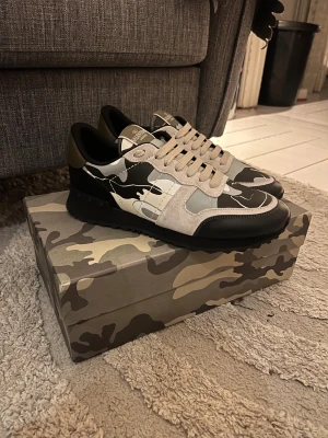 Valentino Rockrunner  - Rockrunners i storlek 43 kommer med box och allt tillbehör på bilderna! Ovanlig Colourway