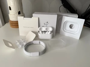 AirPods Pro 2 - Säljer ett par AirPods Pro 2 i mycket fint skick, komplett med originalkartong, extra öronkuddar, laddningskabel och manualer. Inga synliga defekter eller slitage, allt ser ut som nytt, köptes några månader sedan men allt funkar som det ska
