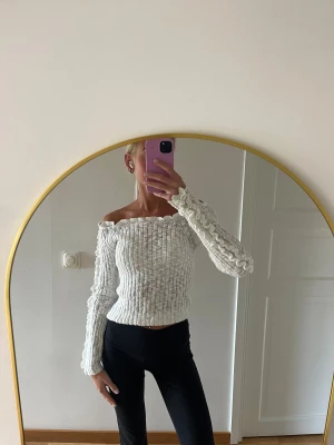 Vit topp - Superfin vit off-shoulder topp men gullig detalj på armarna!! Tröjan har tyvärr aldrig kommit till användning av mig därav säljer jag den. Helt oanvänd & endast testad, ifrån Lindex. Storlek XS🤍🤎