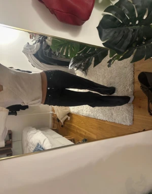 Svarta low waist från NA-KD - Svarta low waisted jeans nakd, superpoppis nu!! Älskar dem men har många uppsättningar så säljer dessa svarta😇   Lite slitna men fortfarande fina och användbara! (Se bild längst ner på ankeln) materialet är jeans i bomull med lite stretch.